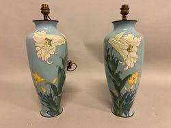 Paire de vases à épaulement à décor d'iris blanc sur fond bleu Paire de vases à épaulement...