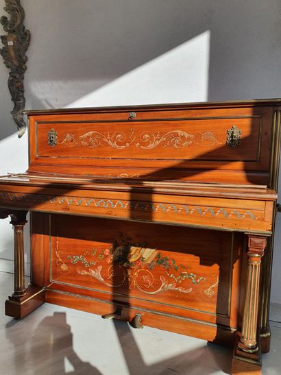 PIANO en bois naturel à décor peint de guirlande fleuri et filets doré reposant sur...