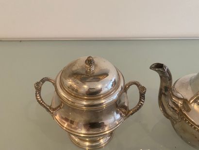 Deux éléments de service de thé en métal à frise de perles et godrons Deux éléments...
