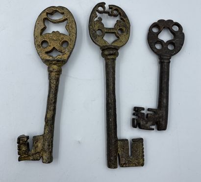 Clé en fer forgé et deux clé en métal partiellement doré Clé en fer forgé et deux...