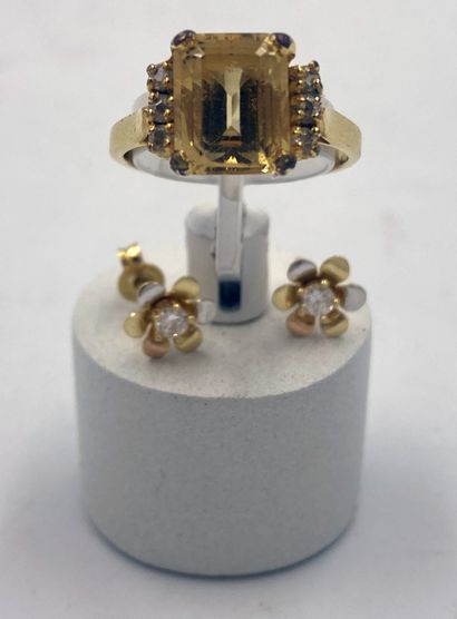 Lot comprenant une bague en métal doré orné d'une pierre imitant la citrine et une...