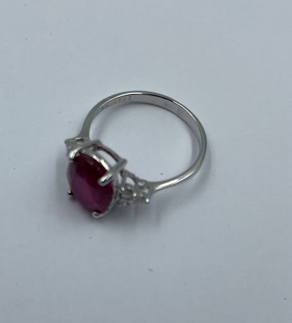 BAGUE en or blanc 18K (750 millièmes) orné d'un rubis traité de quatre carats environ...