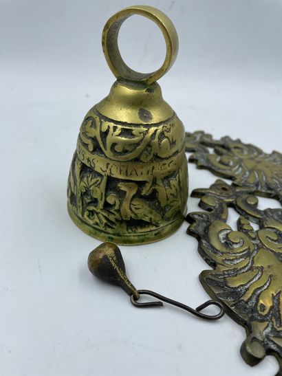 Lot de bronze comprenant deux patères (L: 21 cm ) et une cloche (H: 11 cm) Lot de...