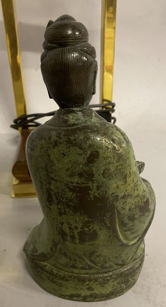 BOUDDHA en bronze patiné vert posé sur un socle en bois sur une structure de lampe...