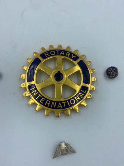 Broche et insigne du ROTARY International en métal doré et émaillé bleu Broche et...
