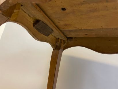 TABLE DE SALON en bois de placage marqueté de filets. Elle ouvre à deux tiroirs et...