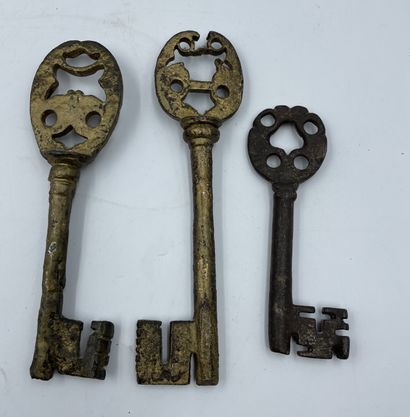Clé en fer forgé et deux clé en métal partiellement doré Clé en fer forgé et deux...