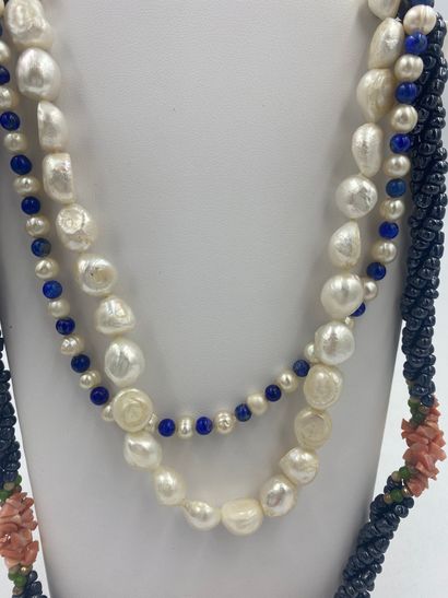 Lot de trois colliers, un en perle baroque d'imitations, un en perle bleu et perle...