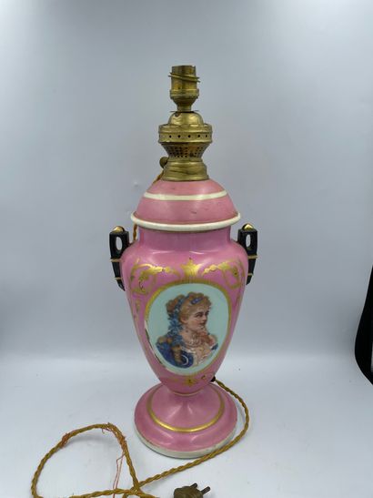VASE en porcelaine à décor de portrait de femme sur fond rose, monté en lampe VASE...