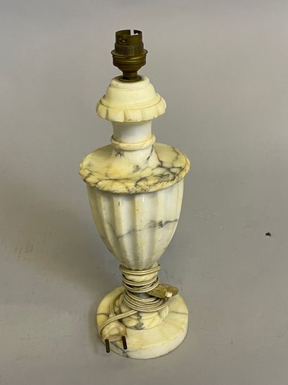 Lot comprenant : Lot comprenant : 

- LAMPE en pierre dure en forme de vase godronné

H...