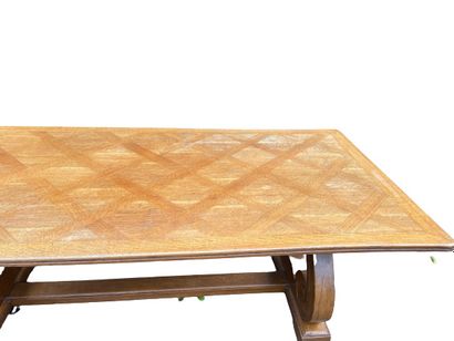 IMPORTANTE TABLE DE SALLE A MANGER en bois naturel, le plateau rectangulaire parqueté...