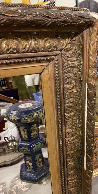IMPORTANT miroir en bois et stuc doré à guirlande de laurier, feuilles d'acanthe...