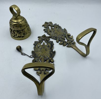 Lot de bronze comprenant deux patères (L: 21 cm ) et une cloche (H: 11 cm) Lot de...