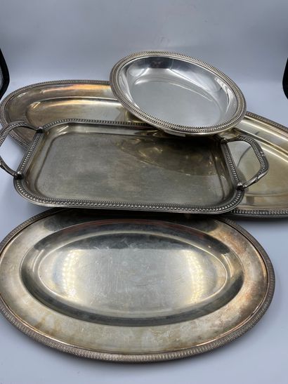 Lot en métal argenté comprenant : plat ovale à frise de godrons ( L: 64 cm), plat...