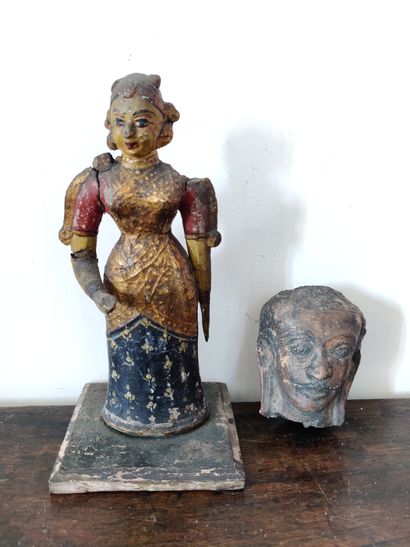 Femme en bois sculpté polychrome et doré, Femme en bois sculpté polychrome et doré,


Asie...