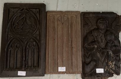 Lot de trois éléments probablement de meuble en bois sculpté: un à motif de parchemin...
