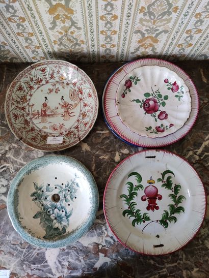 Lot de neuf assiettes en faïence et porcelaine, certaines XVIIIe siècle Lot de neuf...