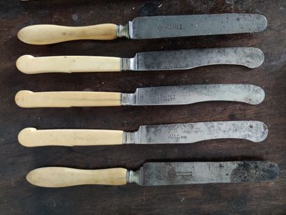 Lot de couteaux à manches en métal ou corne, une fourchette de service à manche en...