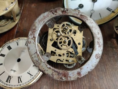 Lot de mécanismes et éléments de pendules ou horloges, dont un signéJacques Huet...