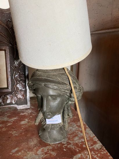 PIED DE LAMPE en régule figurant la tête d'Athéna et lampe en verre moulé composée...