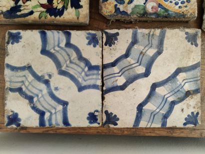Cinq carreaux de céramique dont l'un à décor de biche, XIXe, 24 x 24 et 12 x 12 cm...