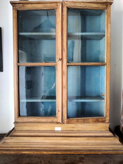 Lot comprenant: une vitrine en bois naturel reposant sur socle à doucine (90 x 80...