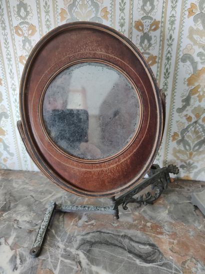 Lot comprenant une pendulette d'officier (H, 19 cm, accidentée), un miroir à bras...