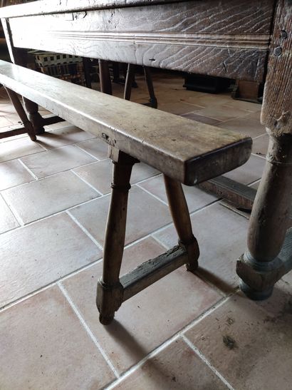 TABLE rustique en chêne TABLE rustique en chêne


H: 80 cm - L: 218 cm - P: 78 cm...