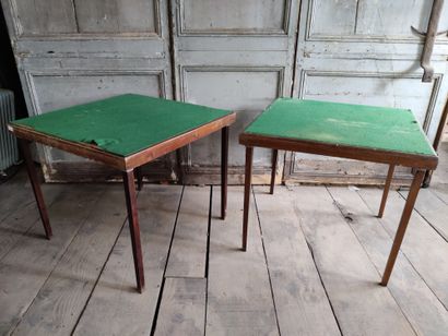Deux tables de jeux pliantes, plateau gainé de feutre vert Deux tables de jeux pliantes,...