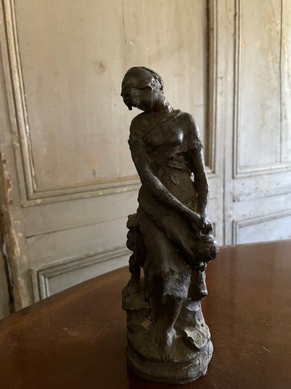 Jeune femme à la bassine, statuette en plâtre à patine à l'imitation du bronze Jeune...