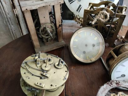 Lot de mécanismes et éléments de pendules ou horloges, dont un signéJacques Huet...