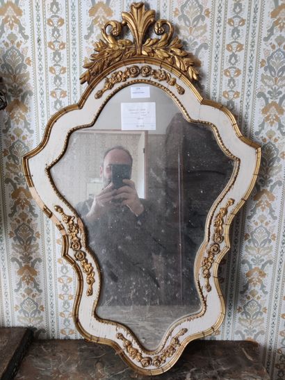 MIROIR de forme chantournée en bois et stuc doré et laqué crème à décor de roses,...