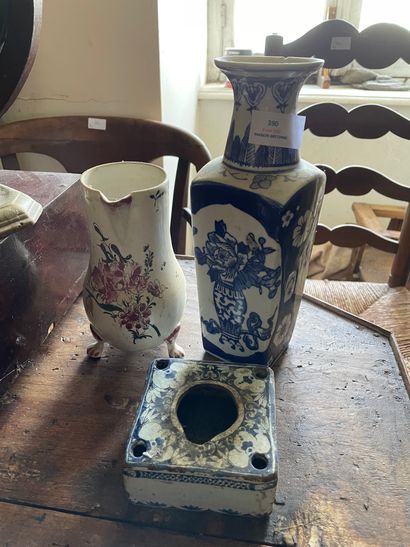 Lot comprenant : Vase en porcelaine à décor floral en camaieu bleu H : 26 cm , encrier...