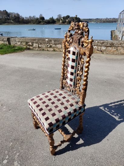 CHAISE en bois sculpté en bois tourné, laqué doré et sculpté de putti et pampres...