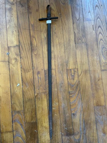 Epée en métal et manche en bois Epée en métal et manche en bois 


L: 93 cm ( accidents...