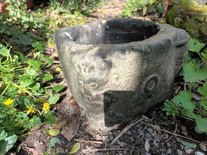 Quatre mortiers en pierre (h : 20 cm), élément de chapiteau en pierre sculpté Quatre...