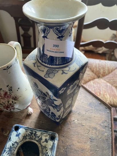 Lot comprenant : Vase en porcelaine à décor floral en camaieu bleu H : 26 cm , encrier...