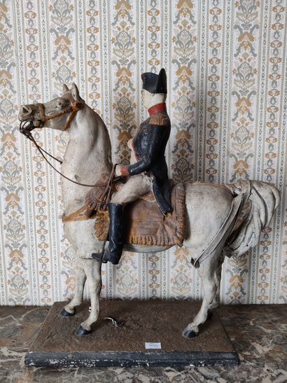 Groupe en plâtre polychrome représentant Napoléon à cheval Groupe en plâtre polychrome...