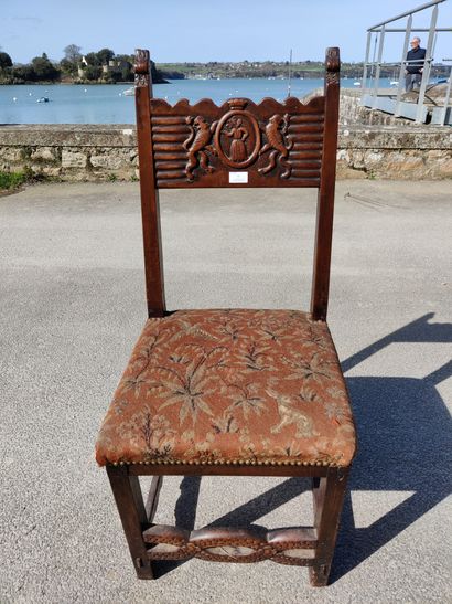 PAIRE DE FAUTEUILS en bois scuplté et cuir dans le goût Andalou PAIRE DE FAUTEUILS...