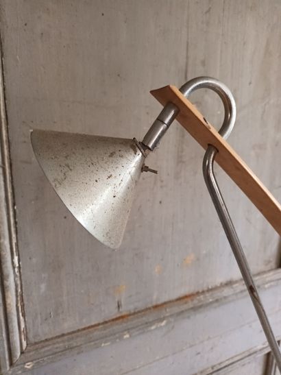 Lampe d'atelier en métal articulé. On y joint un lampadaire arqué en métal, métal...