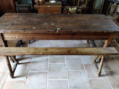 TABLE rustique en chêne TABLE rustique en chêne


H: 80 cm - L: 218 cm - P: 78 cm...
