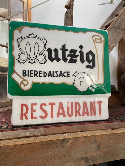 Enseigne publicitaire de restaurant en plastique peinte "MUTZIG, bière d'Alsace"...