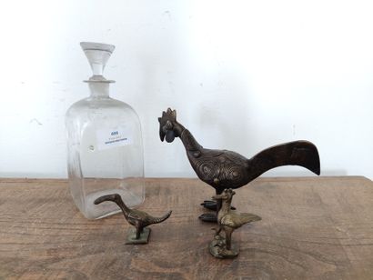 Lot de trois poules en bronze et un carafon en verre (18 x 5 cm) Lot de trois poules...