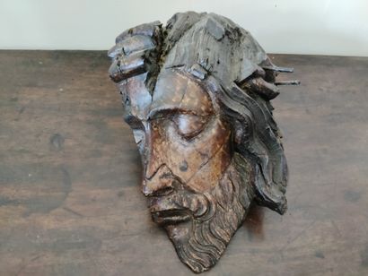 Fragment de tête du Christ en bois sculpté, trace de polychromie Fragment de tête...