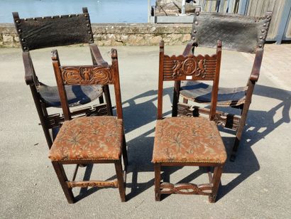 PAIRE DE FAUTEUILS en bois scuplté et cuir dans le goût Andalou PAIRE DE FAUTEUILS...