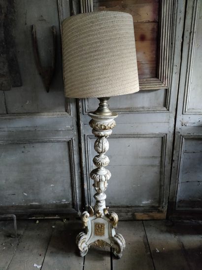 IMPORTANT PIQUE-CIERGE en bois et stuc laqué gris et or monté en lampe à motif de...