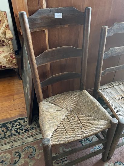 Lot comprenant : chaise paillée à barrettes, chaise lorraine en bois naturel, et...