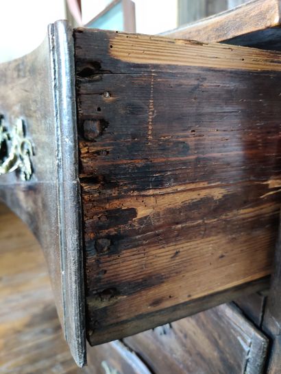 COMMODE en bois naturel ouvrant par trois tiroirs en façade, prises et entrées de...