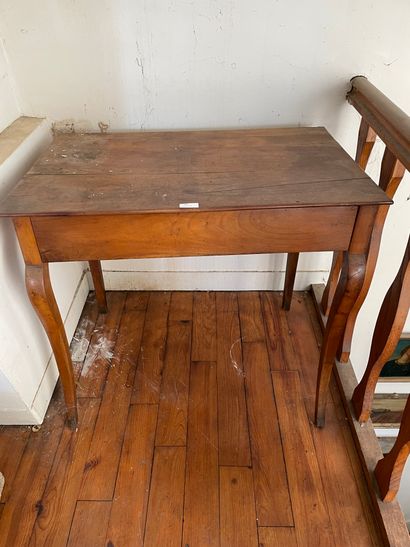 TABLE A ECRIRE en bois naturel ouvrant à un tiroir et reposant sur des pieds avant...