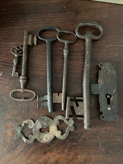 Lot de clés en fer forgé L: 6 à 20 cm et élément de serrure en métal Lot de clés...